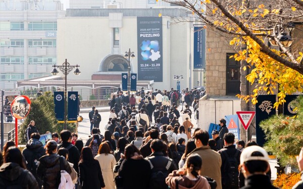 2026학년도 인문 계열 논술고사를 마친 수험생들이 22일 오후, 논술고사 장소인 서울 성동구 한양대 서울캠퍼스를 빠져나가고 있다. 23일까지 이틀간 진행되는 한양대 2026학년도 수시 논술고사에는 총 3만 157명이 지원, 129.43:1의 경쟁률을 보였다. 논술 전형 최종합격자는 내달 12일 발표될 예정이다.