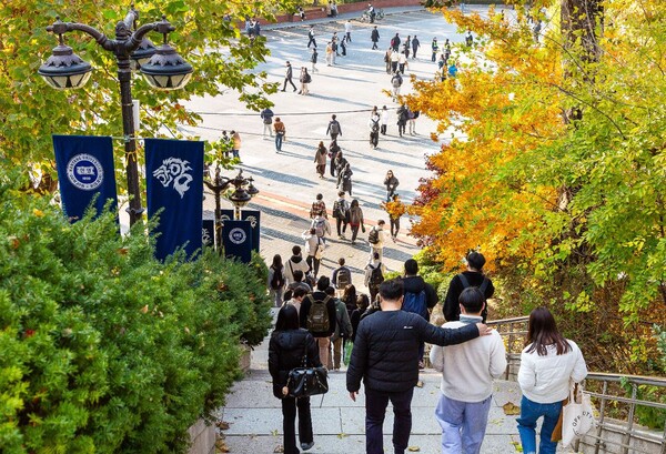 2일 오후 서울 성동구 한양대 서울캠퍼스에서 치러진 2026학년도 논술고사가 끝나고 학생들이 캠퍼스를 빠져나가고 있다.