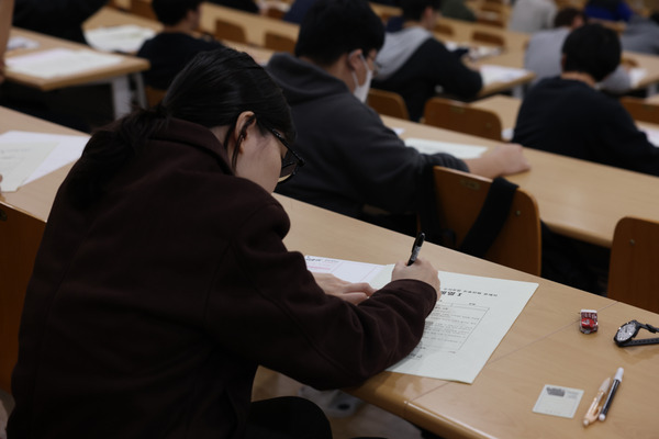 수험생이 고사 시작을 기다리고 있다.