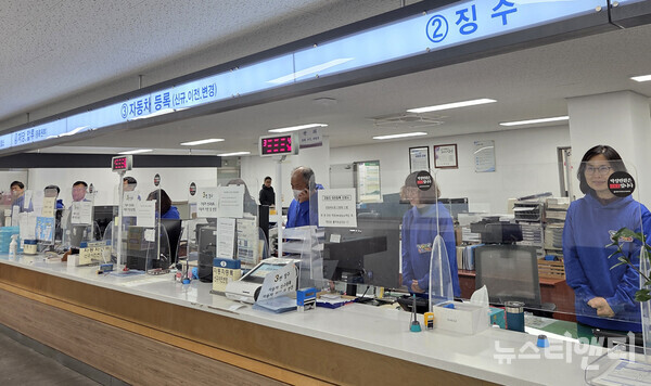 익산시 차량등록사업소가 친절 교육을 받고 있다. / 익산시 제공