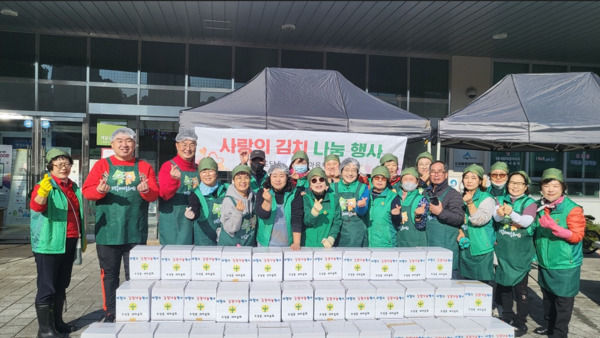 세종시 도담동은 지난 22일 도담동 행복누림터(복합커뮤니티센터)에서 '사랑의 김장 나누기' 행사를 개최하고, 취약계층의 따뜻한 겨울나기를 돕기 위한 나눔 활동을 펼쳤다고 밝혔다. / 세종시청 제공