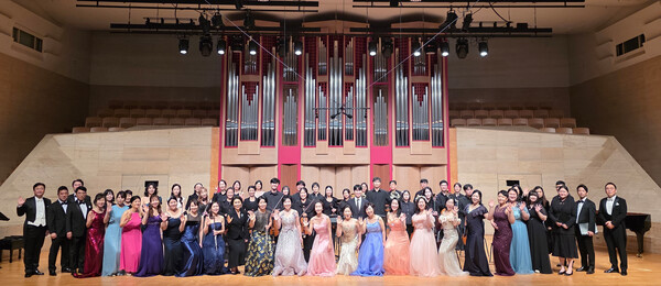 세종대 미래교육원이 개최한 ‘교수님과 함께하는 17주년 기념음악회’ 출연진이 기념촬영을 하고 있다.