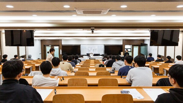 2026학년도 한양대학교 논술고사를 응시하는 수험생들이 시험장에서 준비하고 있다.