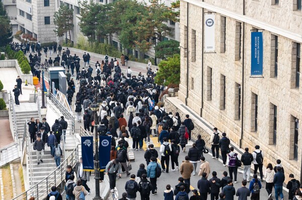 2026학년도 한양대학교 논술고사를 마친 수험생들이 한양대 서울캠퍼스를 빠져나가고 있다.