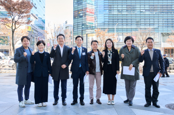 대전 서구의회 도시건설위원회는 지난 21일 갤러리아 타임월드 랜드마크 광장을 방문해 고정광고물 전수조사 용역의 시연을 확인하고 사업 진행 현황을 점검한 가운데, 박용준 위원장을 비롯한 의원들이 화이팅을 외치고 있다. / 대전 서구의회 제공