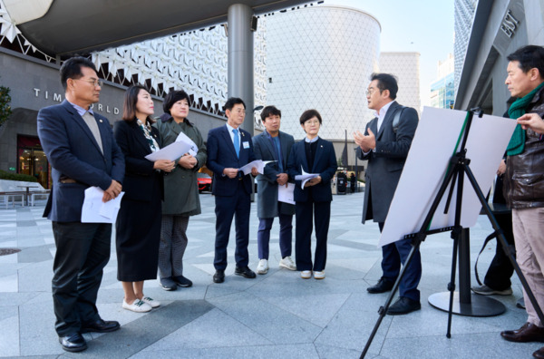 대전 서구의회 도시건설위원회는 지난 21일 갤러리아 타임월드 랜드마크 광장을 방문해 고정광고물 전수조사 용역의 시연을 확인하고 사업 진행 현황을 점검한 가운데, 박용준 위원장을 비롯한 의원들이 관계 공무원의 브리핑을 듣고 있다(사진 왼쪽부터 정홍근 의원, 최지연 의원, 정인화 의원, 박용준 위원장, 최규 의원, 신혜영 의원). / 대전 서구의회 제공
