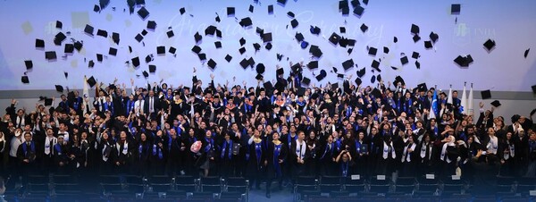 제8회 타슈켄트 인하대학교(Inha University in Tashkent·IUT) 학위수여식에서 졸업생들이 학사모 세리머니를 하고 있다.