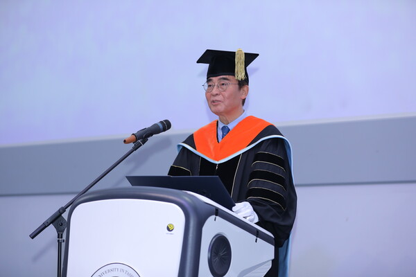 조명우 인하대학교 총장이 제8회 타슈켄트 인하대학교(Inha University in Tashkent·IUT) 학위수여식에서 축사를 하고 있다.