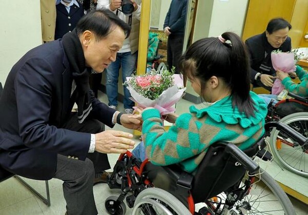 경기도교육청 장애인식개선 창작뮤지컬 ‘위리’ 출연 장애학생을 격려하는 임태희 교육감 / 경기도교육청 제공