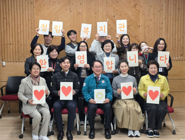 대전 서구의회 경제복지위원회는 2025년도 행정사무감사 기간 중 주요 사업 및 시설의 운영 실태를 직접 확인하기 위해 지난 17일부터 21일까지 현장 방문을 실시한 가운데, 정림사회복지관을 방문한 의원들이 기념촬영을 하고 있다. / 대전 서구의회 제공