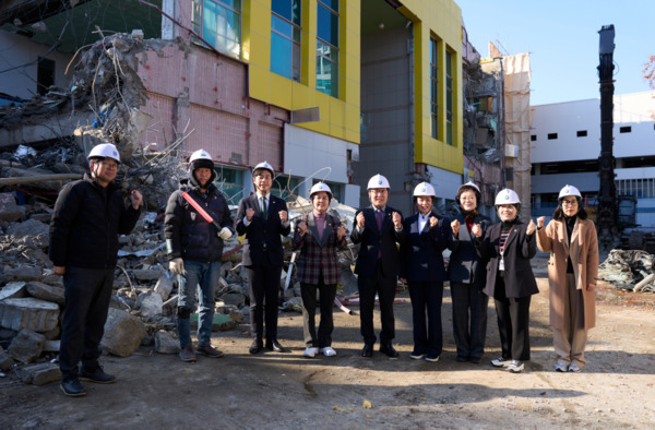 대전 서구의회 경제복지위원회는 2025년도 행정사무감사 기간 중 주요 사업 및 시설의 운영 실태를 직접 확인하기 위해 지난 17일부터 21일까지 현장 방문을 실시한 가운데, 오세길 위원장을 비롯한 의원들이 서구건강체련관 구조 철거 현장을 방문하여 화이팅을 외치고 있다. / 대전 서구의회 제공