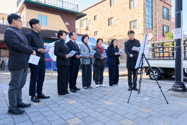 대전 서구의회 경제복지위원회는 2025년도 행정사무감사 기간 중 주요 사업 및 시설의 운영 실태를 직접 확인하기 위해 지난 17일부터 21일까지 현장 방문을 실시한 가운데, 오세길 위원장을 비롯한 의원들이 도마큰시장을 방문하여 관계공무원의 브리핑을 듣고 있다. / 대전 서구의회 제공