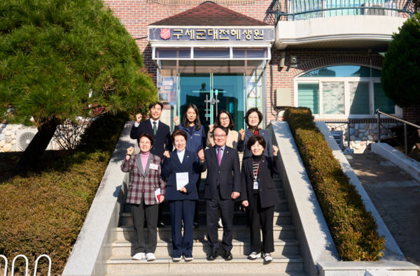 대전 서구의회 경제복지위원회는 2025년도 행정사무감사 기간 중 주요 사업 및 시설의 운영 실태를 직접 확인하기 위해 지난 17일부터 21일까지 현장 방문을 실시한 가운데, 오세길 위원장을 비롯한 의원들이 구세군대전혜생원을 방문하여 화이팅을 외치고 있다. / 대전 서구의회 제공