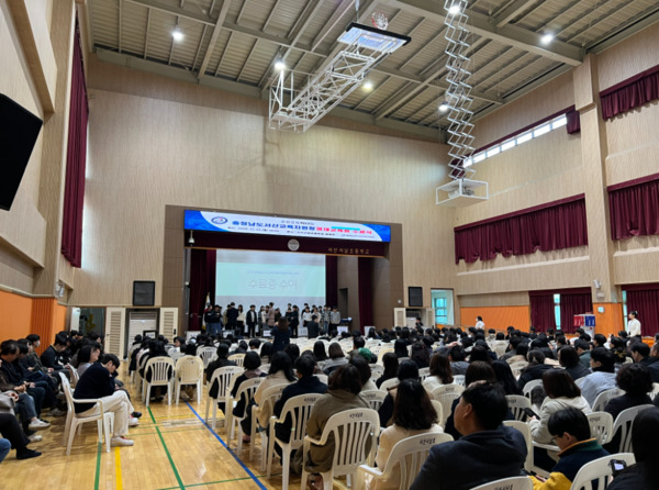 서산교육지원청 영재교육원은 지난 22일 오전 10시 서산서남초등학교 체육관에서 2025학년도 충청남도서산교육지원청영재교육원 수료식을 개최했다고 밝혔다. / 서산교육지원청 제공