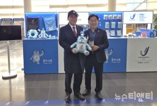 24일 세종시청에서 열린 팝업 이벤트 행사장을 찾은 (왼쪽부터)최민호 세종시장과 조직위 이창섭 부위원장이 마스코트 '흥이·나유' 인형을 들고 기념촬영을 하고 있다. / 2027 충청 유니버시아드대회 조직위원회 제공