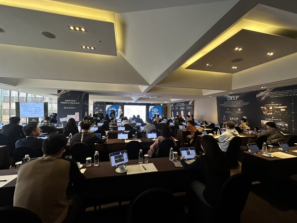 [사진자료1] 대웅제약과 DNC 에스테틱스가 개최한 딥 심포지엄에서 강연 프로그램이 진행되고 있다.