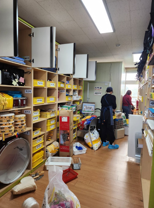 서산교육지원청 산하 학교지원센터는 24일 서산동문초등학교 도서실을 대상으로 '도서실 정리지원'을 실시했다고 밝혔다. / 서산교육지원청 제공