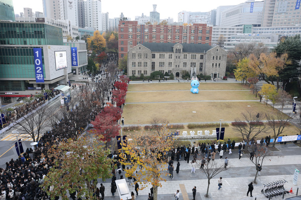 학부모들이 퇴실하는 수험생들을 맞이하고 있다.(정문)
