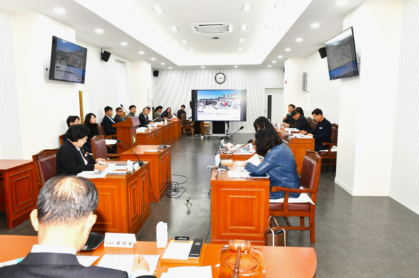 보령시의회는 24일 의회 회의실에서 '2025년 의원연구회 최종보고회'를 개최했다고 밝혔다. / 보령시의회 제공