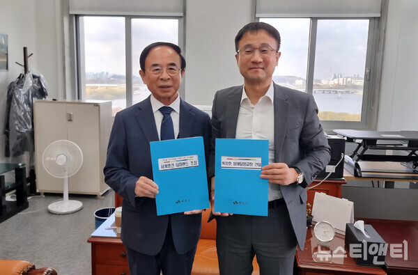 심민 임실군수가 한병도 국회 예산결산특별위원장을 만나고 기념촬영을 하고 있다. (2025 11 21) / 임실군 제공