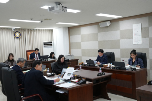 대전 중구의회 행정자치위원회는 지난 21일 2025년도 행정사무감사 1일차를 맞아 기획홍보실·정책개발실·감사실 소관 업무 대한 감사를 실시했다고 밝혔다. / 대전 중구의회 제공
