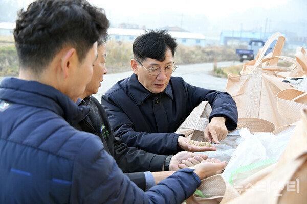 최훈식 장수군수가 공공비축미 매입 현장을 방문하고 있다. (2025 11 24) / 장수군 제공