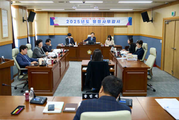 대전 서구의회 도시건설위원회는 지난 21일 주차행정과와 토지정보과를 대상으로 2025년도 행정사무감사 5일 차 감사를 진행했다고 밝혔다. /  대전 서구의회 제공