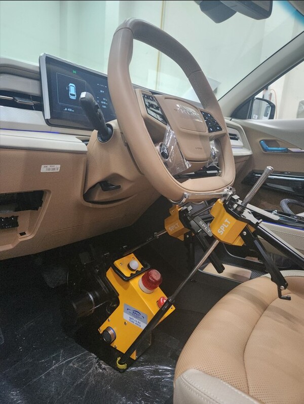 에스피엘티 운전페달로봇(SPLT PR6)을 차량에 설치한 모습