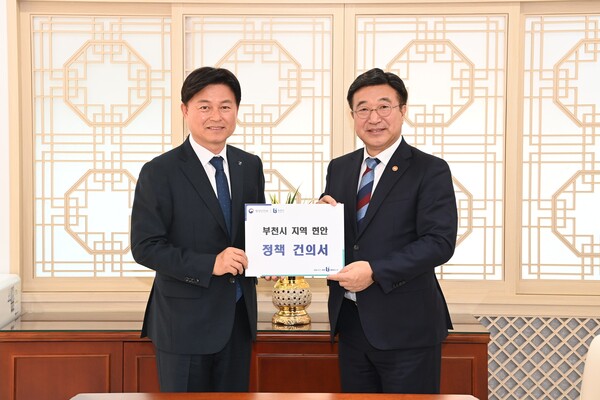 조용익 부천시장이 24일 정부서울청사를 방문해 윤호중 행정안전부 장관에게 부천시 주요 사업 현안을 설명하고, 정부 차원의 전폭적인 지원을 요청했다. / 부천시