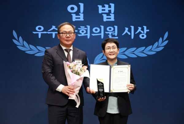 더불어민주당 박정현 의원은 지난 19일 쿠키뉴스가 주최한 '2025년 입법&국정감사 우수 국회의원 시상식'에서 입법 우수 국회의원에 선정된데 이어 24일에는 컨슈머워치가 주최한 '2025 소비자권익대상'에서 입법부문 수상자로 선정되며, 연이은 수상을 통해 입법성과를 인정받았다. 사진은 지난 19일 쿠키뉴스가 주최한 '2025년 입법&국정감사 우수 국회의원 시상식'에서의 수상 모습 / 박정현 의원 제공