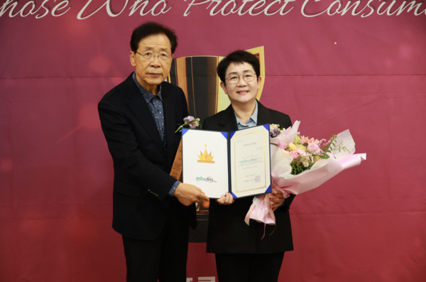 더불어민주당 박정현 의원은 지난 19일 쿠키뉴스가 주최한 '2025년 입법&국정감사 우수 국회의원 시상식'에서 입법 우수 국회의원에 선정된데 이어 24일에는 컨슈머워치가 주최한 '2025 소비자권익대상'에서 입법부문 수상자로 선정되며, 연이은 수상을 통해 입법성과를 인정받았다. 사진은 24일 컨슈머워치가 주최한 '2025 소비자권익대상'에서 입법부문 수상 모습 / 박정현 의원 제공