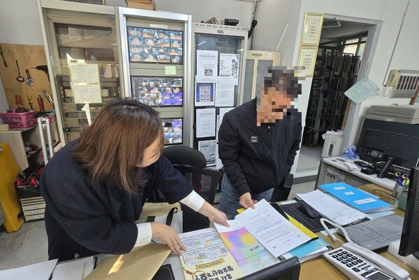 중구청 복지담당 공무원이 공동주택 관리사무소를 방문해 복지 위기가구 발굴 설명 자료를 전달하며 현장 의견을 청취하고 있다. / 서울중구청 제공