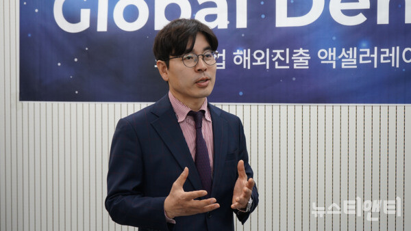 김기동 한국AI콘텐츠협회장이 인터뷰를 통해 K-스타트업의 글로벌 진출 지원 계획과 비전을 밝히고 있다. / 뉴스티앤티