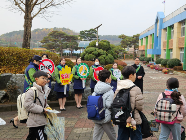 서산교육지원청은 25일 서산 녹색어머니회와 함께 연중 교통안전 캠페인에 참여했다고 밝혔다. / 서산교육지원청 제공