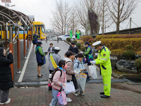 서산교육지원청은 25일 서산 녹색어머니회와 함께 연중 교통안전 캠페인에 참여했다고 밝혔다. / 서산교육지원청 제공