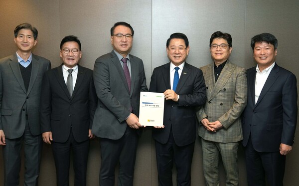 김영록 전라남도지사가 25일 서울 여의도에서 유병서 기획재정부 예산실장과 간담회를 갖고 2026년 국회 증액 핵심사업이 차질없이 반영되도록 지원을 요청한 뒤 전남의 주요 현안사업 건의 내용을 전달하고 있다./전남도 제공