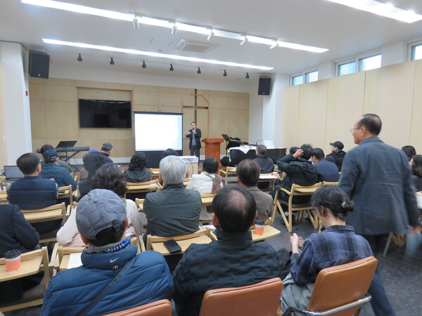 도안2-4구역 도시개발사업을 둘러싸고 주민들의 ‘동의 철회 불가’ 반발이 유성구청과의 정면 충돌로 번지고 있다. / 사진 : 지난 22일 대전 유성구 학하동로 55 회의실에서 열린 도안2-4지구 주민간담회에서 참석자들이 유성구청의 동의 철회 불가 방침을 규탄하고 있다.