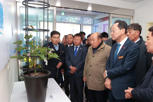 명현관 해남군수가 25일 고구마연구센터 개소식에 참석해 관계자로부터 고구마 관련해 브리핑을 청취하고 있다./해남군 제공