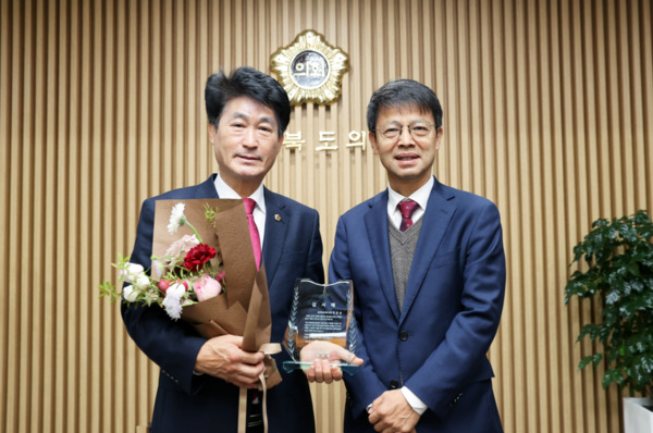 충북도의회는 25일 장애인생산품판매시설을 통한 구매대행을 적극 지원하고, 장애인직업재활시설 단체가 기관 내 카페를 운영할 수 있도록 협조한 공로를 인정 받아 충북 장애인직업재활시설 협회로부터 감사패를 수상했다고 밝혔다. / 충북도의회 제공