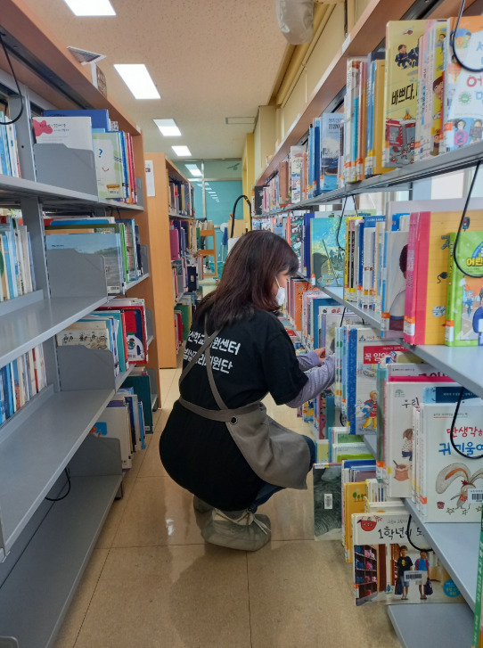 서산교육지원청 산하 학교지원센터는 지난 24일 운신초등학교를 대상으로 ‘학습자료실 정리지원’을 실시했다고 밝혔다. / 서산교육지원청 제공