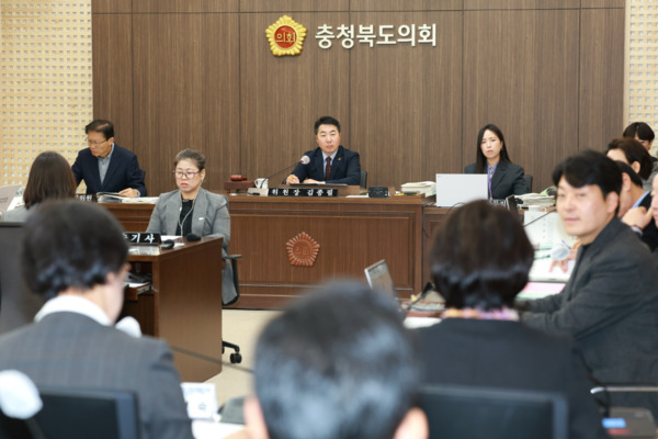 충북도의회 예산결산특별위원회는 25일 제430회 정례회 제2차 회의를 개최하고, 충북지사가 제출한 2025년도 제3회 충청북도 추가경정예산안을 심사했다고 밝혔다. / 충북도의회 제공