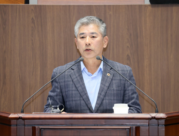 충남도의회는 25일 더불어민주당 조철기 의원이 제362회 정례회 제2차 본회의에서 도정·교육행정 질문을 통해 "김태흠 지사는 선거용 구호가 아닌 충남도민을 위한 행정에 집중하며 남은 임기를 책임 있게 마무리해야 한다"고 강하게 비판했다. / 충남도의회 제공