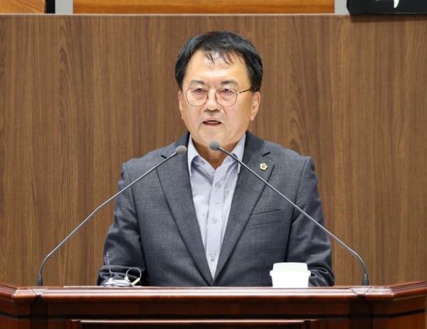 충남도의회는 25일 국민의힘 편삼범 의원이 제362회 정례회 제2차 본회의에서 도정질문을 통해 '성주산 복합레저관광단지 개발 필요성과 섬 쓰레기 문제'를 제기하며, 충남도의 책임 있는 역할을 당부했다고 밝혔다. / 충남도의회 제공