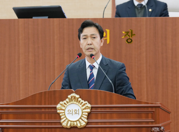 아산시의회는 25일 더불어민주당 명노봉 의원이 제263회 제2차 정례회 제1차 본회의에서 5분 발언을 통해 "아산이 '살기 좋은 도시'로 평가받고 있지만, 야간관광 분야는 여전히 기대에 미치지 못한다"며, 현행 정책의 구조적 문제를 지적했다고 밝혔다. / 아산시의회 제공