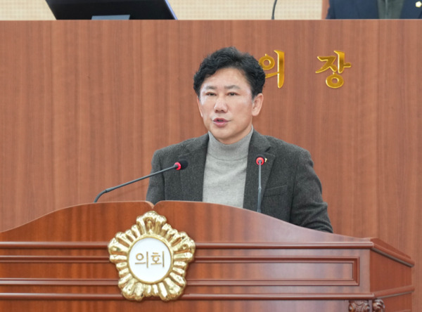 아산시의회는 25일 국민의힘 윤원준 의원이 제263회 제2차 정례회 제1차 본회의에서 아산시가 제출한 '아산시 행정기구 설치 및 정원 운영에 관한 조례 일부개정조례안'을 두고 5분 자유발언을 통해 "근거와 절차가 부재한 졸속 개편이라"며, 강한 반대 입장을 밝혔다. / 아산시의회 제공