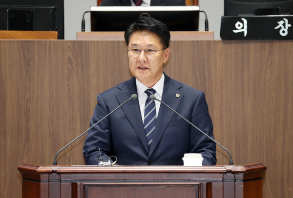 충남도의회는 25일 더불어민주당 홍기후 의원이 제362회 정례회 제2차 본회의에서 도정질문을 통해 충남 교육현장의 구조적 위험요인을 지적하며, 도교육청의 선제 대응과 종합 안전망 구축을 촉구했다고 밝혔다. / 충남도의회 제공