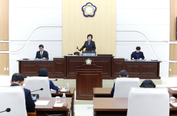 대전 동구의회는 25일 제290회 정례회 제1차 본회의를 개회하고, 오는 12월 19일까지 25일간의 의사일정에 돌입한 가운데, 오관영 의장이 개회를 선언하고 있다. / 대전 동구의회 제공