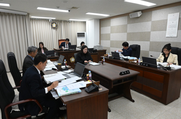 대전 중구의회 행정자치위원회는 지난 24일 2025년도 행정사무감사 2일차를 맞아 행정지원과·재난안전과·자치분권과 소관 업무 대한 감사를 실시했다고 밝혔다. / 대전 중구의회 제공