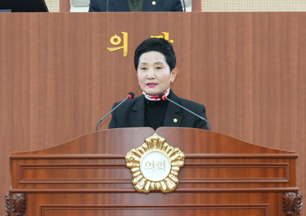 아산시의회는 25일 국민의힘 이기애 의원이 제263회 제2차 정례회 제1차 본회의에서 '서부내륙고속도로 아산지역 소음피해 심각...방음대책 시급'이라는 주제로 5분 자유발언을 통해 관내 선장·도고 지역주민들이 겪고 있는 극심한 교통 소음 피해에 대해 아산시가 시급히 개선해 줄 것을 강력하게 촉구했다고 밝혔다. / 아산시의회 제공
