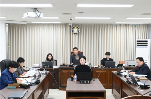 대전 중구의회 사회도시위원회는 지난 24일 2025년도 행정사무감사 2일차를 맞아 도시계획과·건설과·건축과 소관 업무에 대한 감사를 실시했다고 밝혔다. / 대전 중구의회 제공
